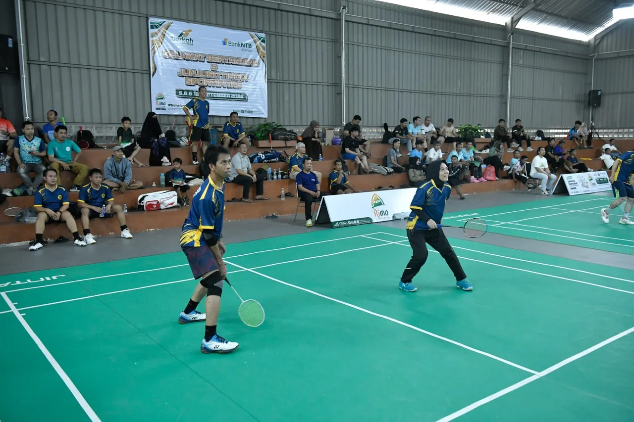 Foto: Peserta ganda campuran dalam ajang&nbsp;RIMO Badminton Cup yang diselenggarakan Bank NTB Syariah.